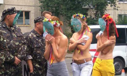 Активистки «Femen» и «Торнадовцы» пытались вломиться в посольство США