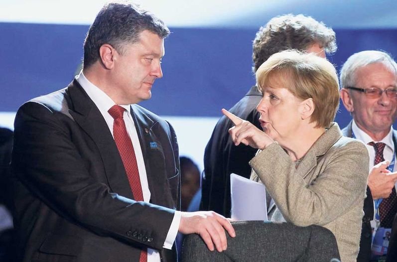 Странное поведение Порошенко в Берлине Странное поведение Порошенко в Берлине