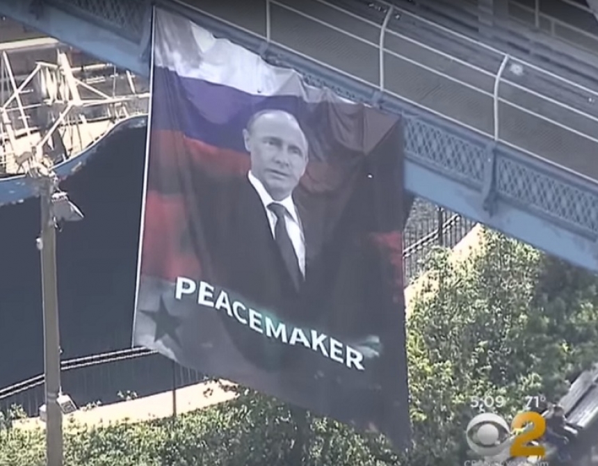 В Нью-Йорке вывесили баннер с изображением Путина В Нью-Йорке вывесили баннер с изображением Путина