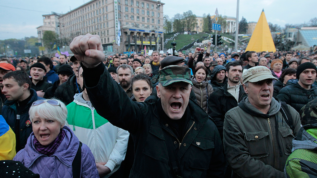 У Верховной Рады митингующие вытирают ноги о «Конституцию Украины»