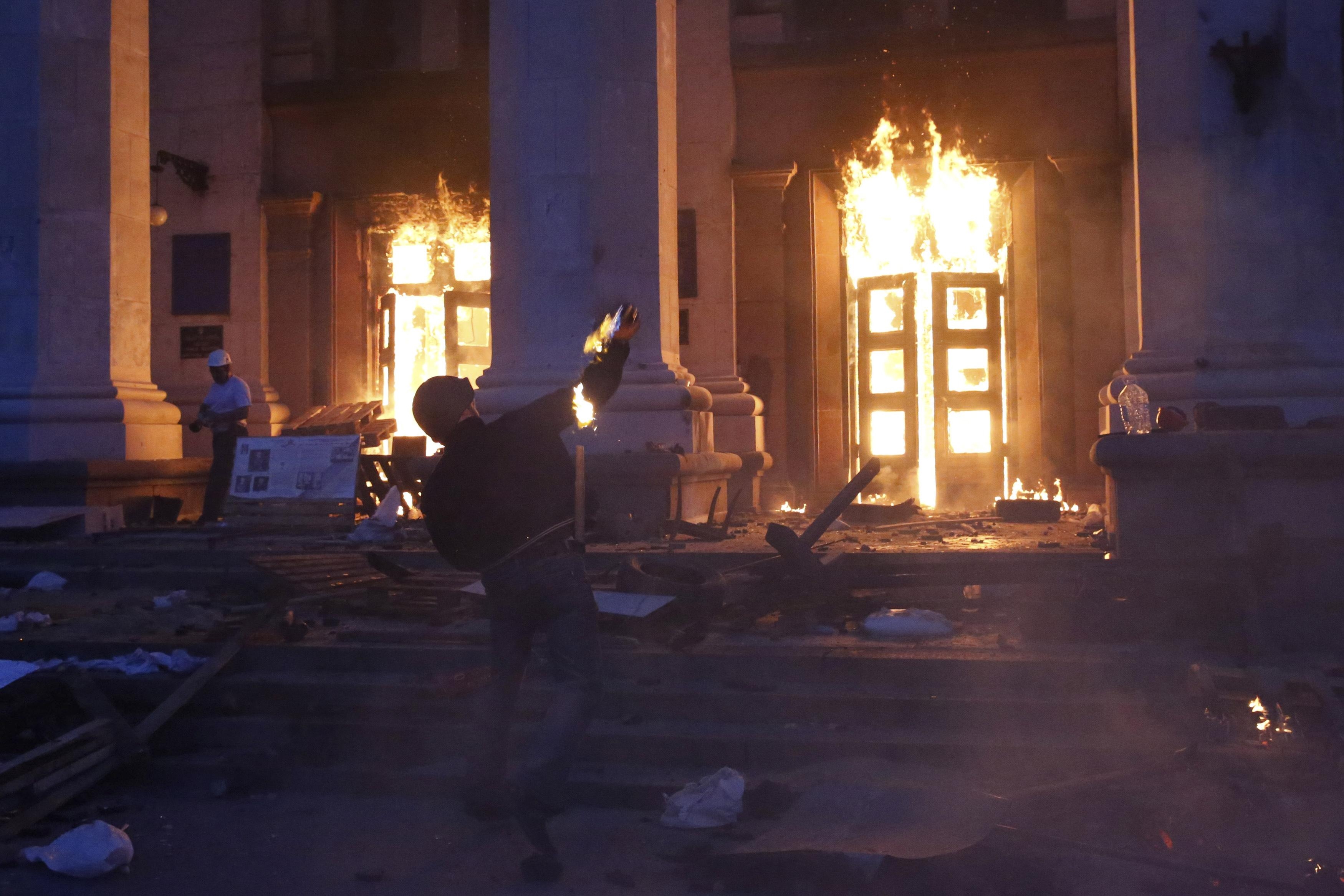 Одесса в огне: Дом профсоюзов «заминирован»