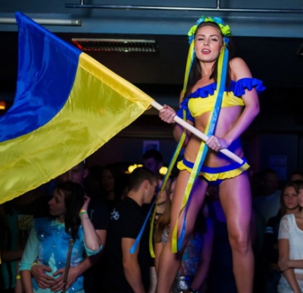 Украинские попы устроили пьяный дебош в ночном клубе с девочками