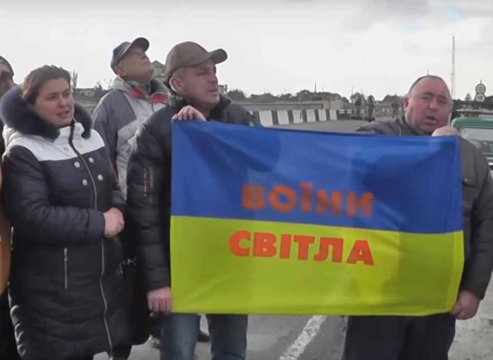 Кастрюлеголовый цирк на выезде: в Крыму был поднят украинский флаг Кастрюлеголовый цирк на выезде: в Крыму был поднят украинский флаг