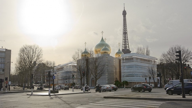 Истерия в СМИ Франции: Россия привела «троянского коня» в Париж