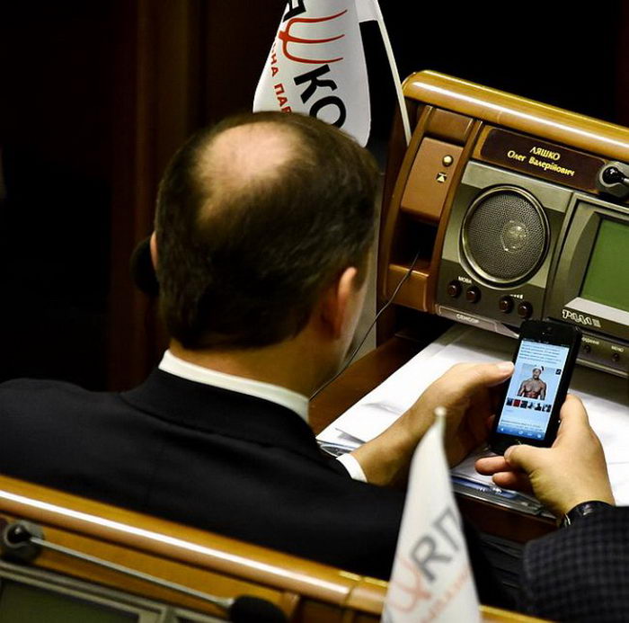 Депутат Парасюк устроил скандал в Раде из-за телефона