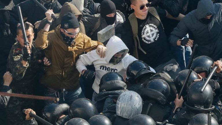 Украинский шпагат: неототалитарная полицейщина или нацистский реванш