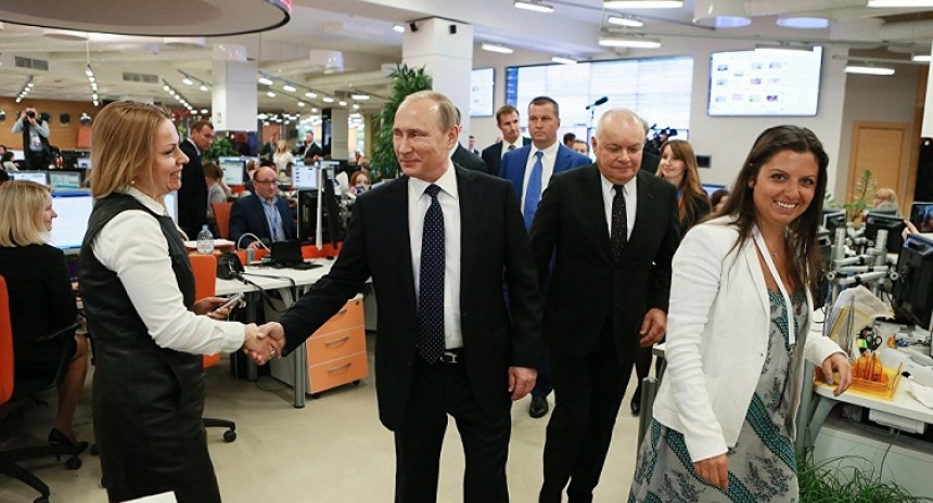 В Европе преследуют за правду: Путин поздравил журналистов Sputnik В Европе преследуют за правду: Путин поздравил журналистов Sputnik