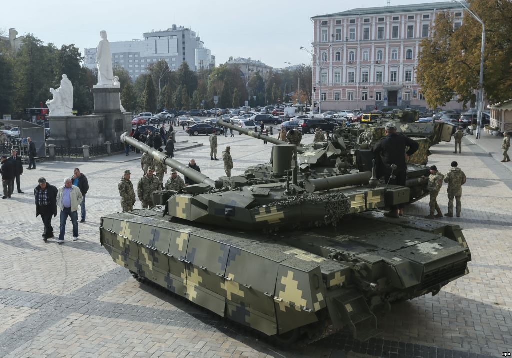 Крещатик перекрыт, скоро в Киеве появятся танки