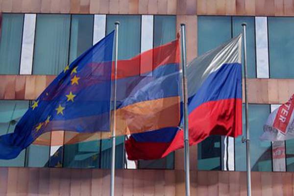 Одной ногой в ЕС, другой в ЕАЭС: армянская диаспора тянет Ереван в Европу Одной ногой в ЕС, другой в ЕАЭС: армянская диаспора тянет Ереван в Европу