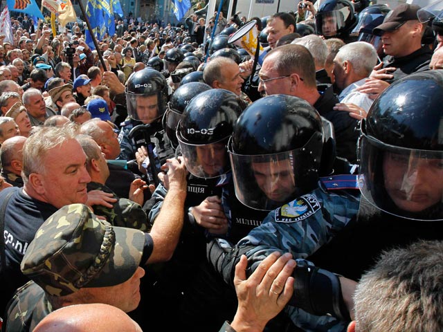 К штурмующим прямо сейчас Раду взбешенным украинцам прибыло подкрепление К штурмующим прямо сейчас Раду взбешенным украинцам прибыло подкрепление