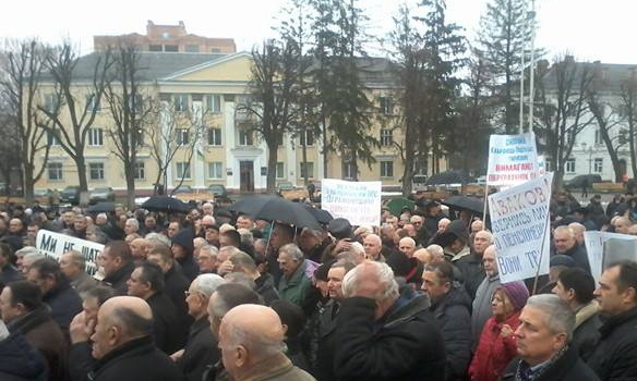 Бывшие правоохранители Хмельницкого вышли на Майдан и прокляли Порошенко