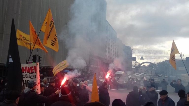 Украинцы восстали: на Майдане снова горят покрышки и происходят стычки