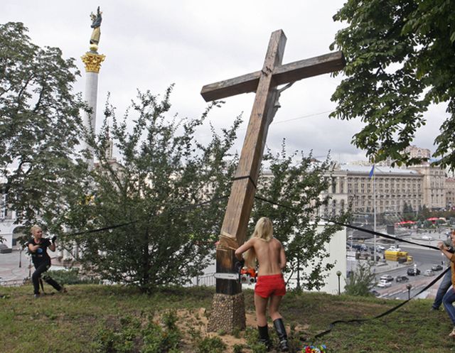 FEMEN: Украинские сатанистки замахнулись на Европу