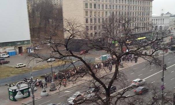 Вчерашний Майдан продолжается. В центре Киева собралась толпа