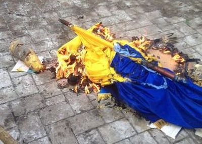 В Варшаве жгут украинские флаги и требуют вернуть Львов В Варшаве жгут украинские флаги и требуют вернуть Львов