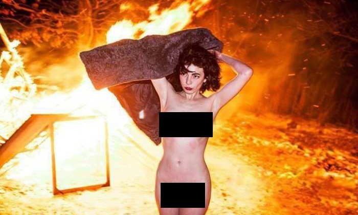 Акция в Киеве: голая художница Анти Гона сожгла картины для спасения страны