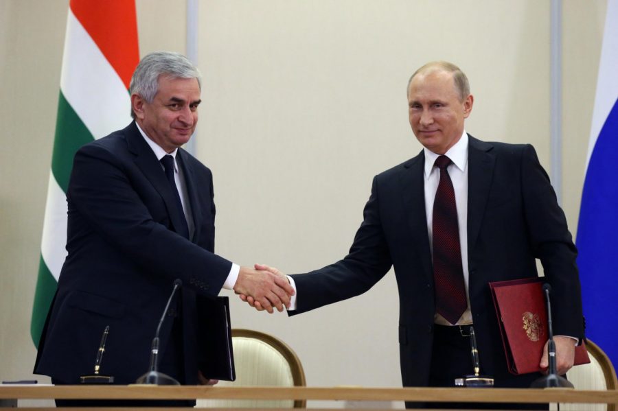 Путин и президент Абхазии обсудят исполнение Договора о сотрудничестве