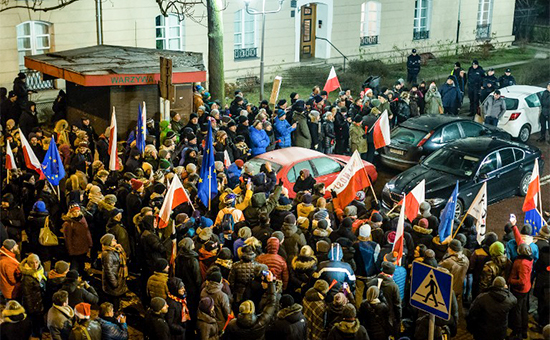 Протесты в Польше: Качиньский покинул здание заблокированного парламента