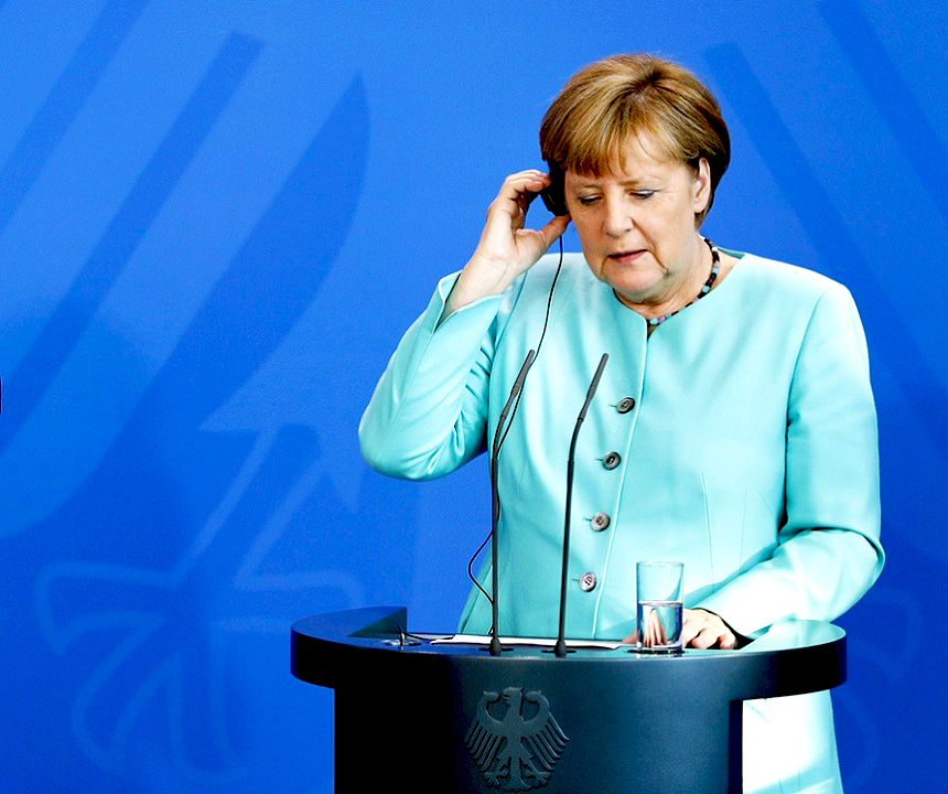 Слуховой аппарат или месть США: Меркель собирается следить за Трампом?