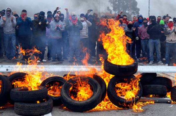 В Киеве жгут покрышки и забрасывают людей камнями