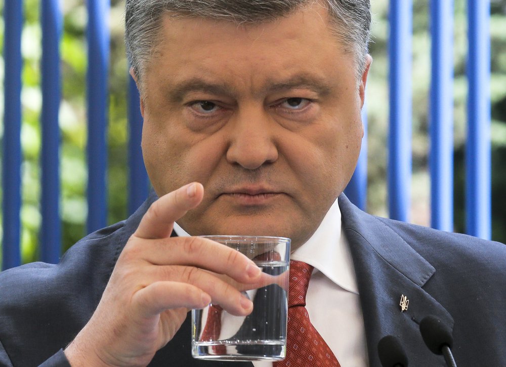 Украинцы попросили Порошенко не обращаться к гражданам на Новый год Украинцы попросили Порошенко не обращаться к гражданам на Новый год