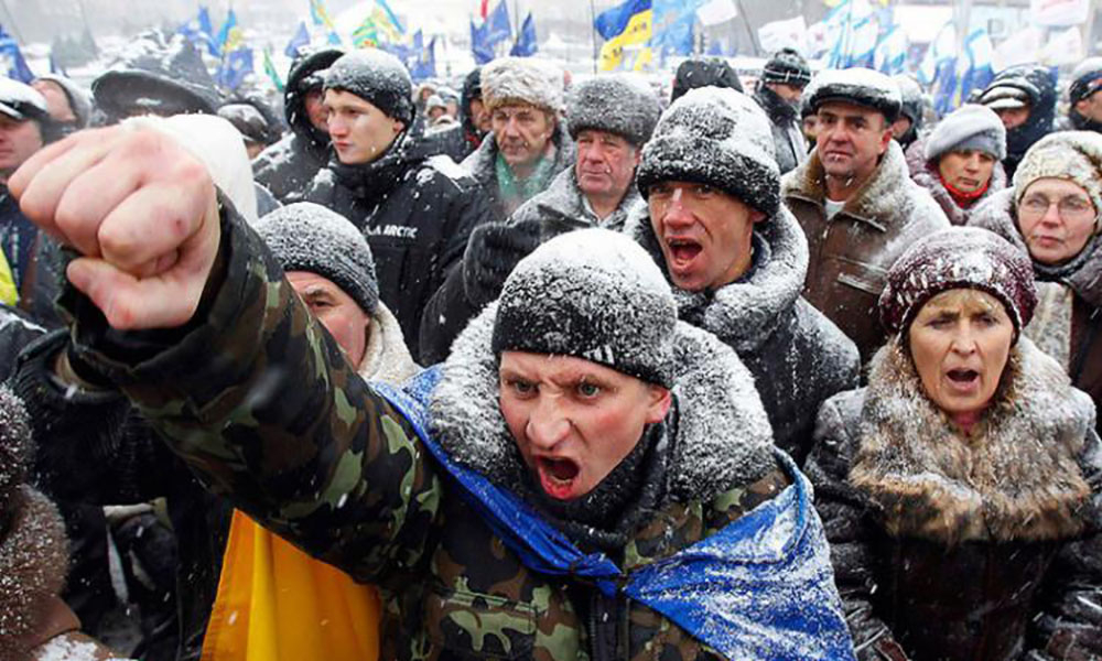 Сотни украинцев вышли на митинг у здания правительства