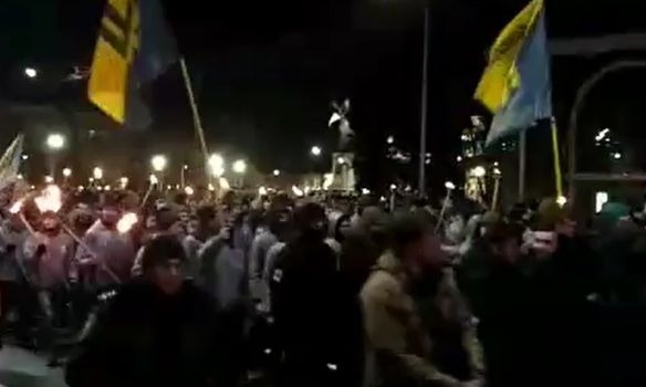 Нацисты «Азова» устроили факельное шествие в Харькове