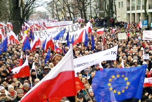 За протестами в Польше видится интерес внешних политических сил