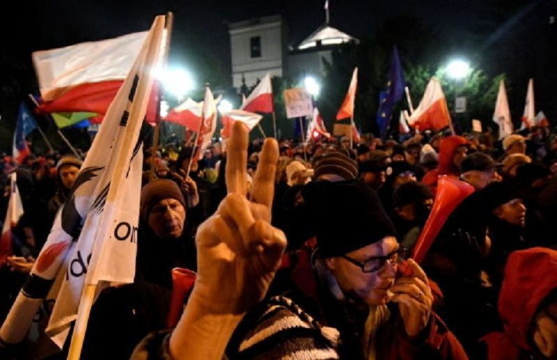 Крупнейший Майдан в Польше: правительство спасается бегством