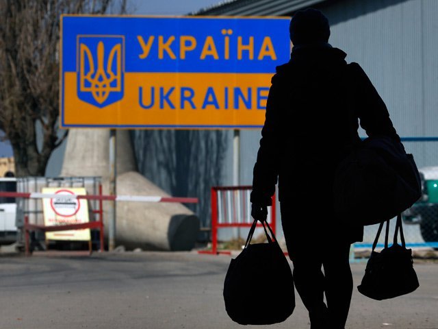 Бегут без оглядки. Украинцы хотят массово эмигрировать из страны