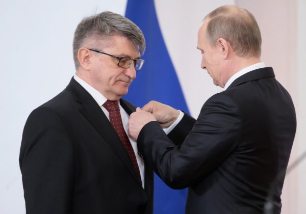 Я встану на колени! Скандальный режиссер Сокуров унизился перед Путиным Я встану на колени! Скандальный режиссер Сокуров унизился перед Путиным