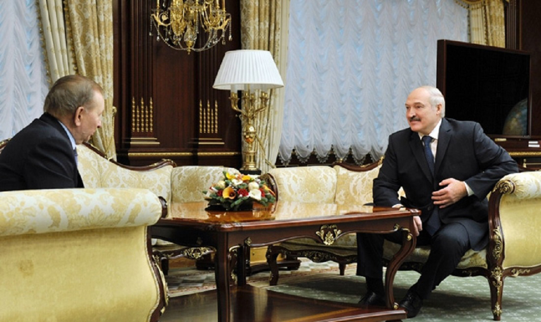В Белоруссии Лукашенко подарил Кучме петуха