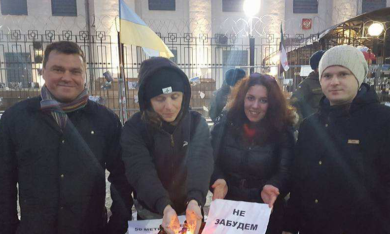 Украинские нацисты у посольства РФ в Киеве издеваются над чужой бедой Украинские нацисты у посольства РФ в Киеве издеваются над чужой бедой