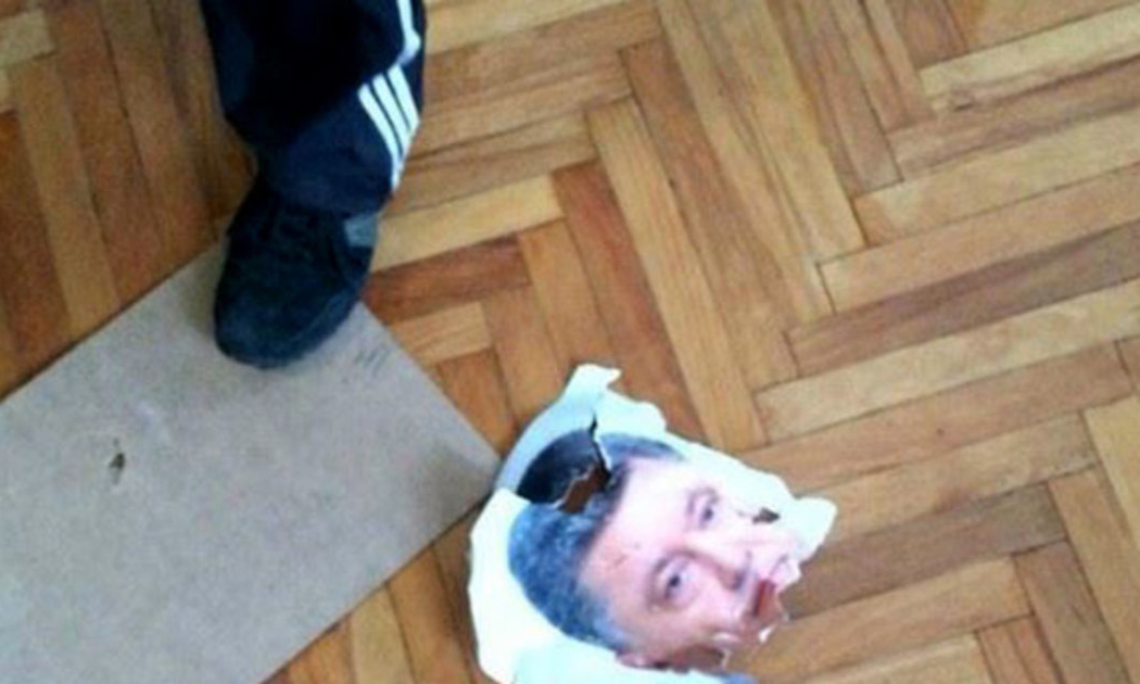 Павленко, надругавшемуся над портретом Порошенко, отменили приговор суда Павленко, надругавшемуся над портретом Порошенко, отменили приговор суда