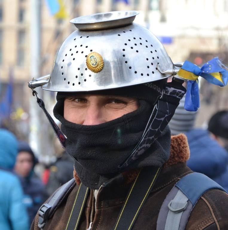 Премия Дарвіна по-украински: герой Майдана умер, подавившись флагом России
