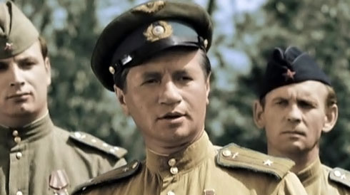 Цветы у памятника Леониду Быкову