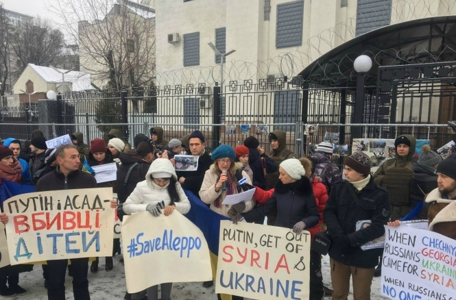 У российского посольства в Киеве вспыхнула акция протеста. Кремль молчит
