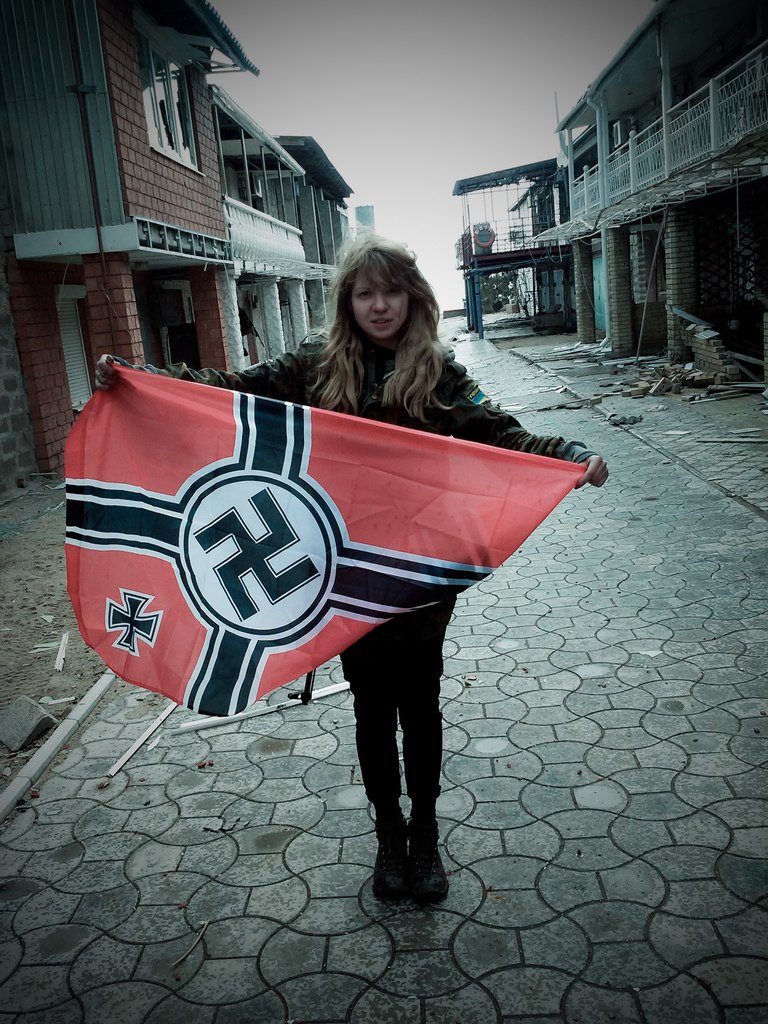 «Фашизма в Украине нет»: неонацистке Завирухе купили свободу