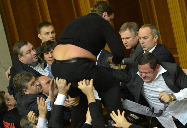 Украинские депутаты устроили драку во время исполнения гимна страны