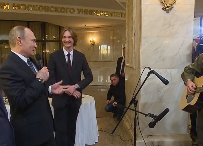 Путин допел за волнующегося студента МГУ песню про космос