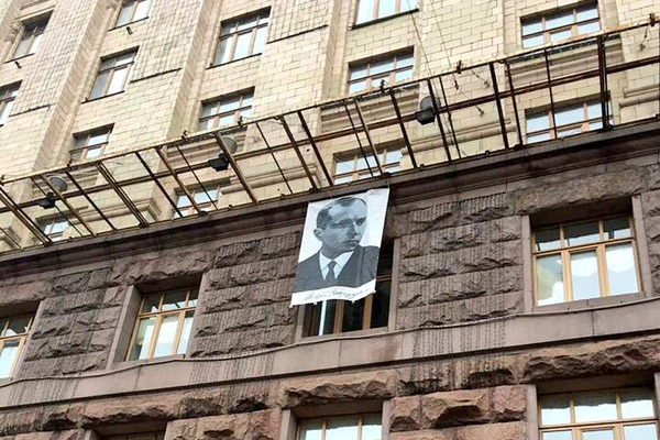 Портрет Бандеры на здании Киевсовета вызвал истерику в Украине