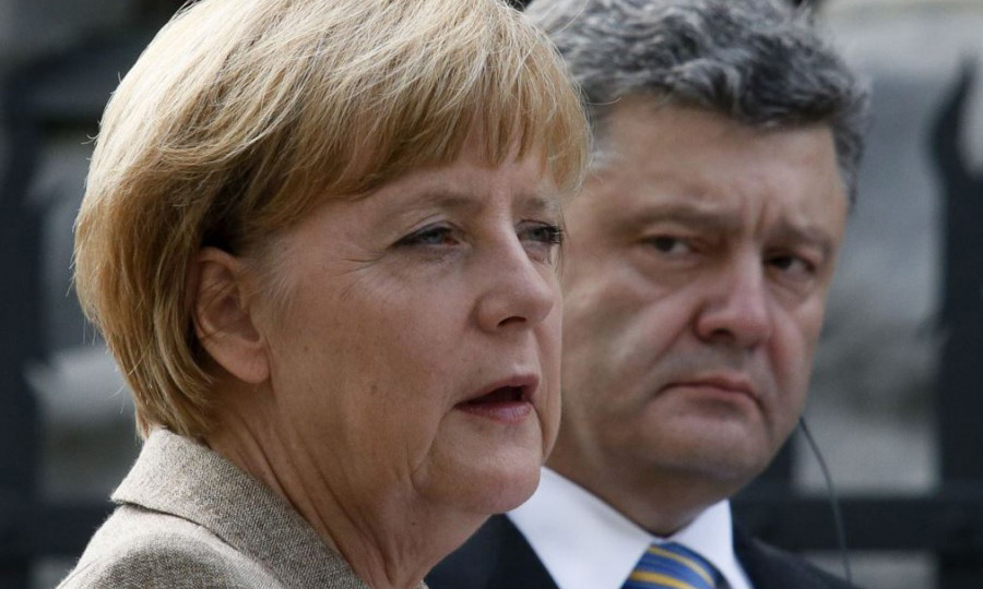 Порошенко пытается уговорить Меркель помочь ему усидеть в кресле президента