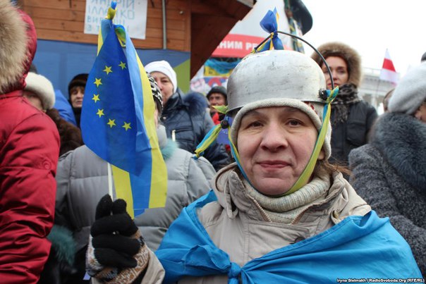 Украина це Европа: киевляне отбирают еду у бомжей