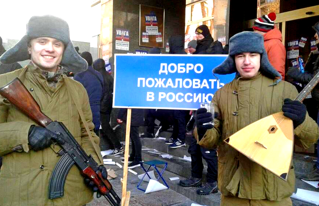 Бойцы «Азова» в ватниках и с балалайками блокируют российские банки