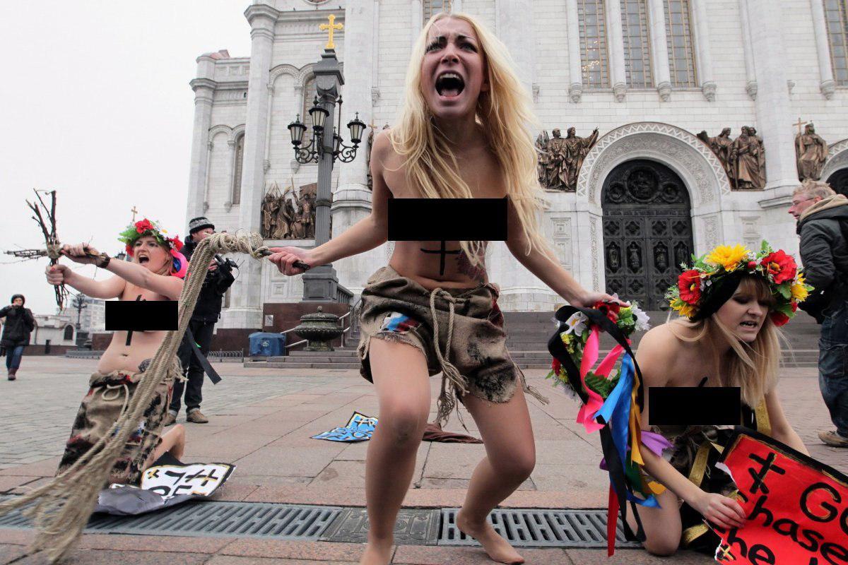 Le Monde: участница Femen заплатит за сломанного Путина