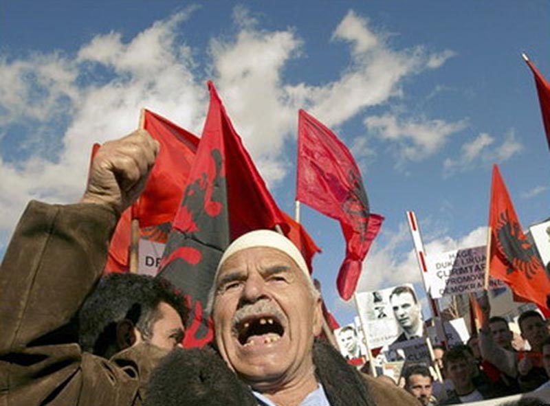 Албанские радикалы объявили о бессрочных акциях протеста