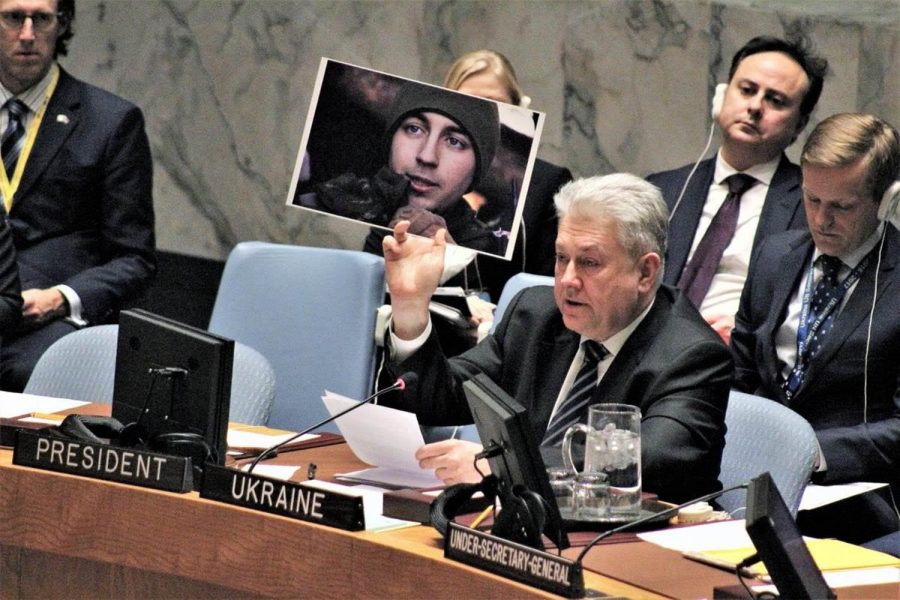 «Всмотритесь в его глаза»: Украина размахивает портретом убийцы в СБ ООН