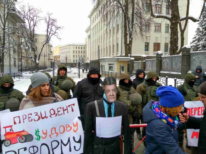 Активисты установили у администрации Порошенко в Киеве «памятник лжецу»