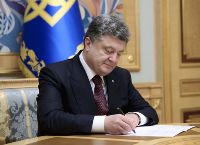 Украинцы поймали Порошенко на «слизывании» указов Путина