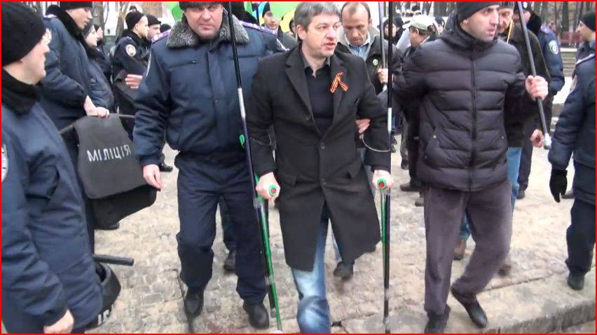 В День Победы повязывал гвардейскую ленту на нарах В День Победы повязывал гвардейскую ленту на нарах